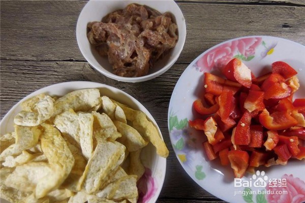 怎么做菜椒豆干炒肉片?