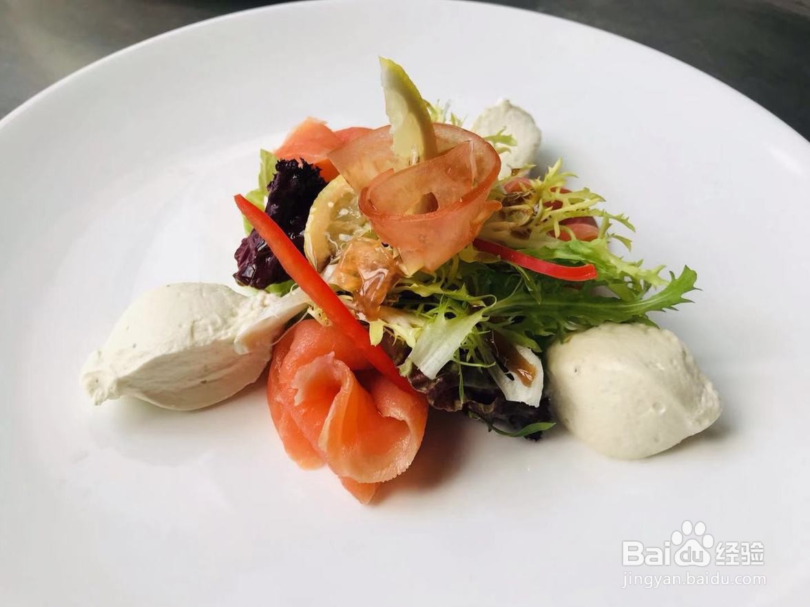 如何制作三文鱼沙拉？