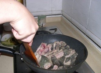 厦门特色菜之风干肉爆兔丁的做法