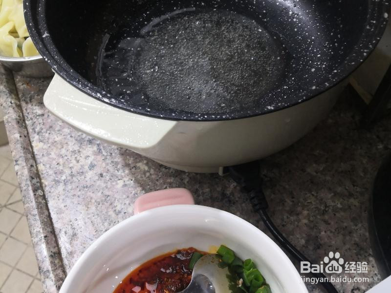 广东大学生首作红油抄手的做法