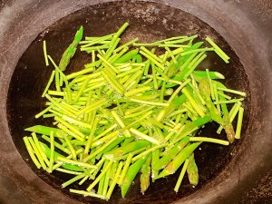 虾球炒芦笋烹饪方法