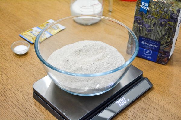 黑全麦瓜籽面包