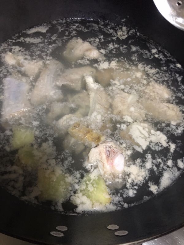 萝卜玉米排骨汤