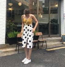 夏天开衩半身裙怎么搭配好看