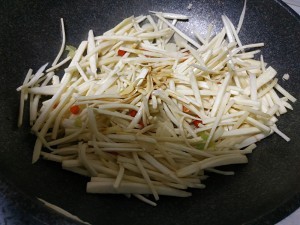 健康养生佳品茭白炒肉丝的做法