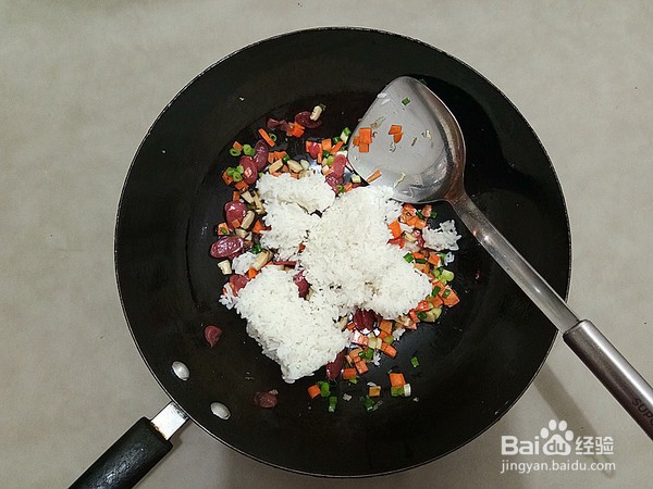 怎么做蒜苗腊肠炒饭