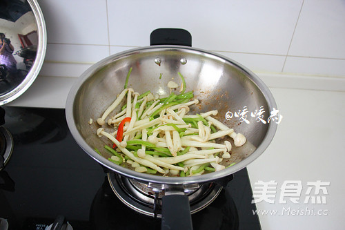 蚝油海鲜菇炒牛柳