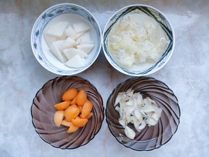 枇杷雪梨百合银耳汤