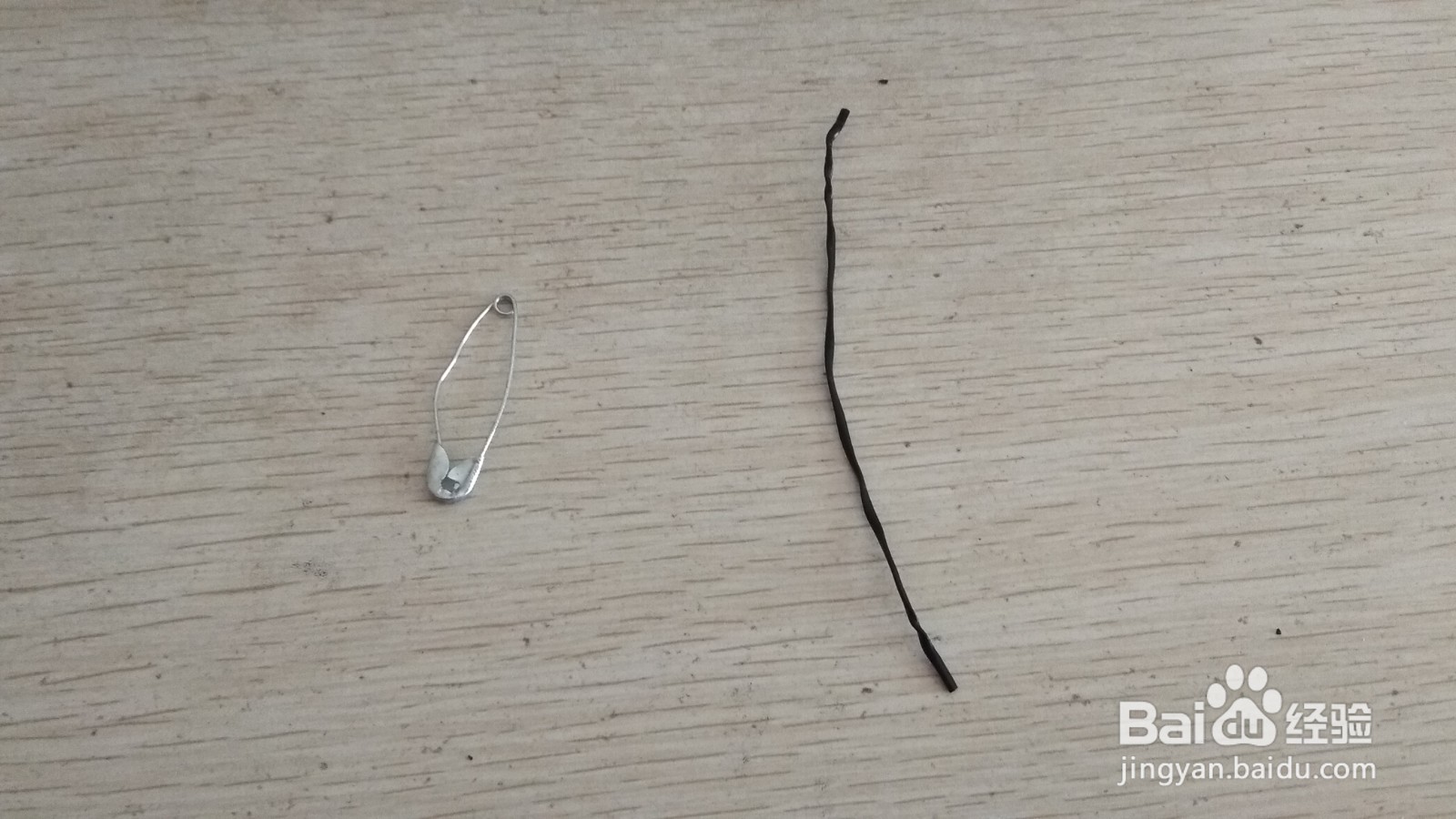 如何用数据线绑绳和别针做简易的中性笔支架