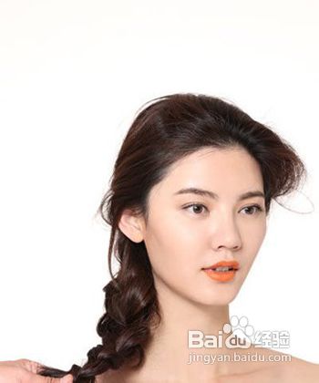 鱼骨辫发型扎法让你超有气场