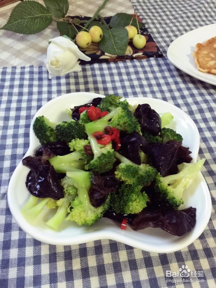 西兰花拌木耳的做法