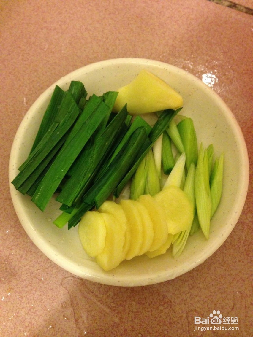 菜鸟都可以完成的鲜甜浓汤:萝卜丝鲫鱼汤