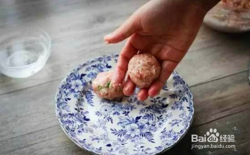 甜酸猪肉丸的做法