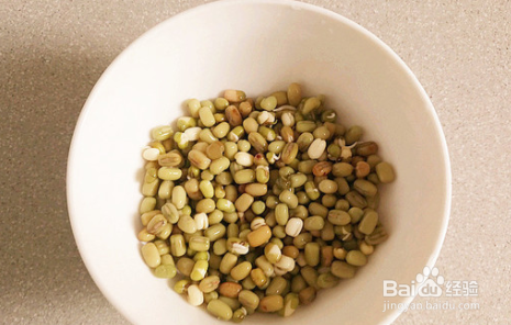 养生美容的鸡蛋绿豆小米粥