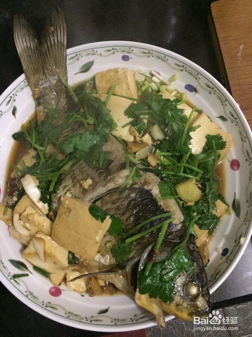 香菜鲫鱼豆腐的做法，很好吃哦