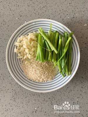 教你如何制作葱油拌面