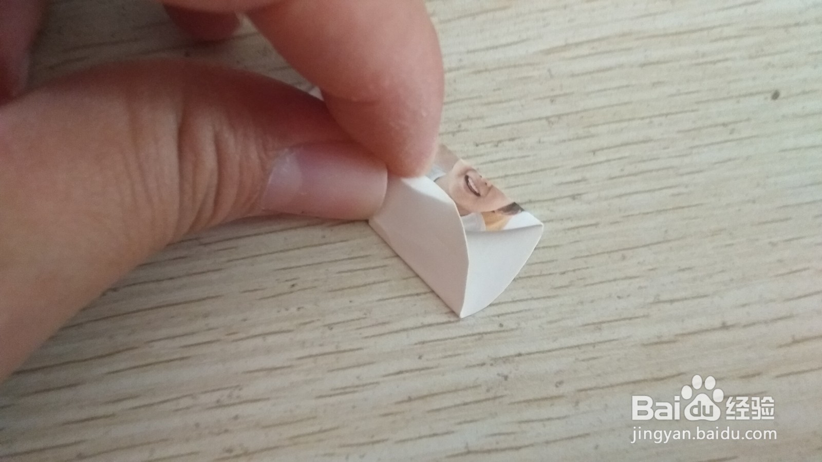 如何用圆形硬卡纸做放两个中性笔的简易的支架