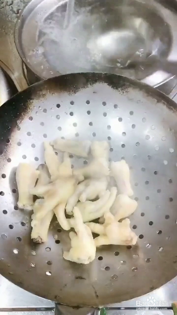 如何制作好吃土豆烧鸡爪？