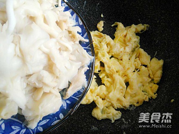鸡蛋炒黄蘑的做法