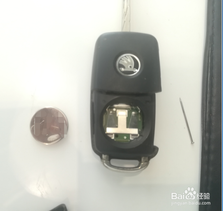怎么拆卸大众或斯柯达车钥匙遥控器电池