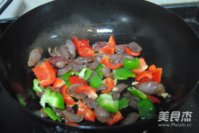 彩椒炒腊肠的做法