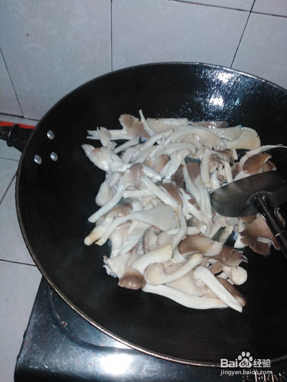 猪小肠如何炒凤尾菇？