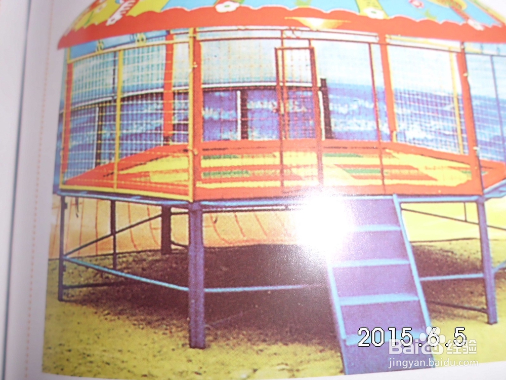 小小班幼儿玩玩具时的安全隐患