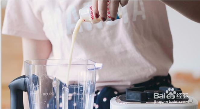 火龙果养乐多里加雪碧的做法