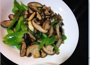 制作美味的青椒炒香菇