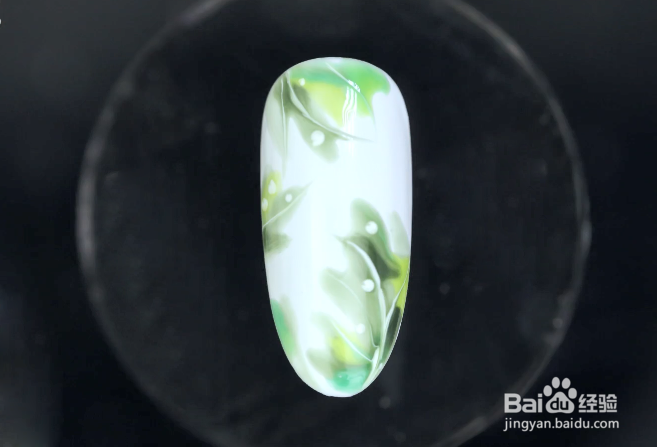 怎样做绿色晕染花卉美甲？