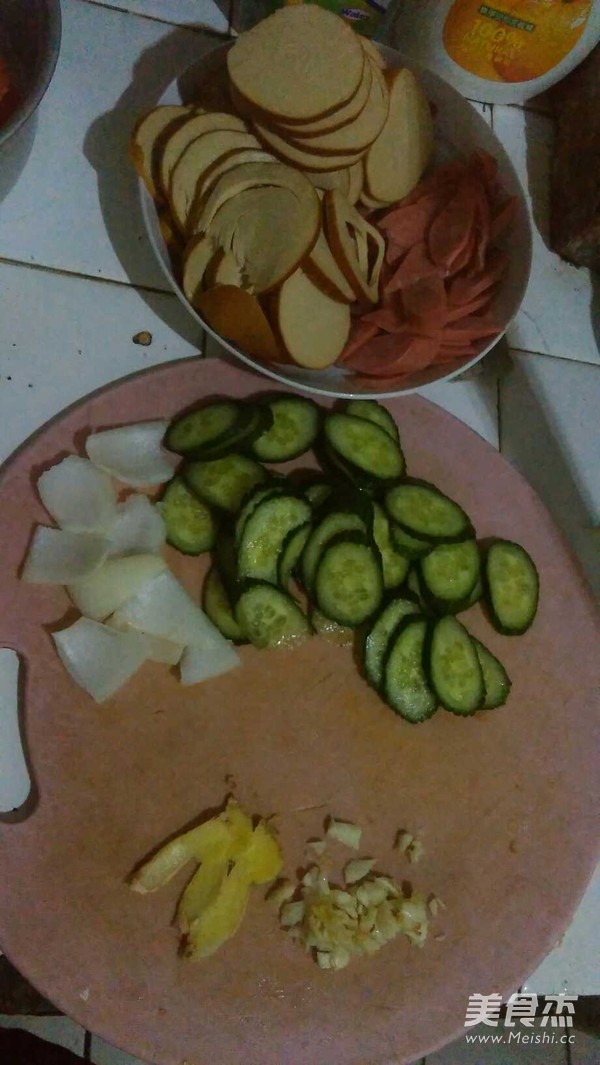 素鸡黄瓜炒香肠