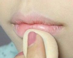 如何化妆打造咬唇妆
