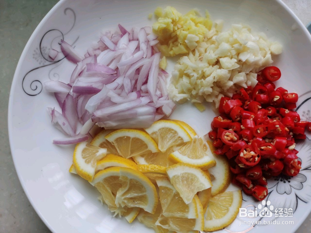 手撕柠檬鸡腿肉的做法