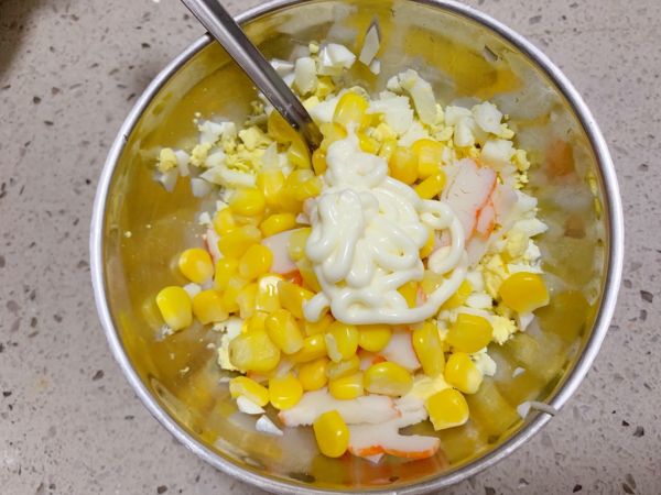 鸡蛋蟹肉三明治
