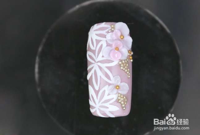 怎样做精致的雕花花卉美甲？