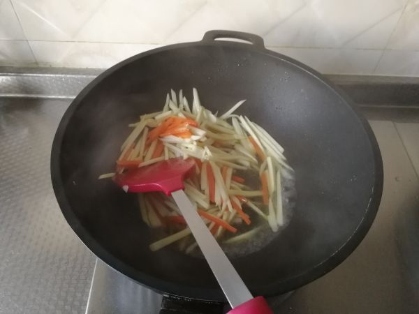胡萝卜丝炒茭白