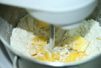 如何制作酸奶油司康饼(面包)