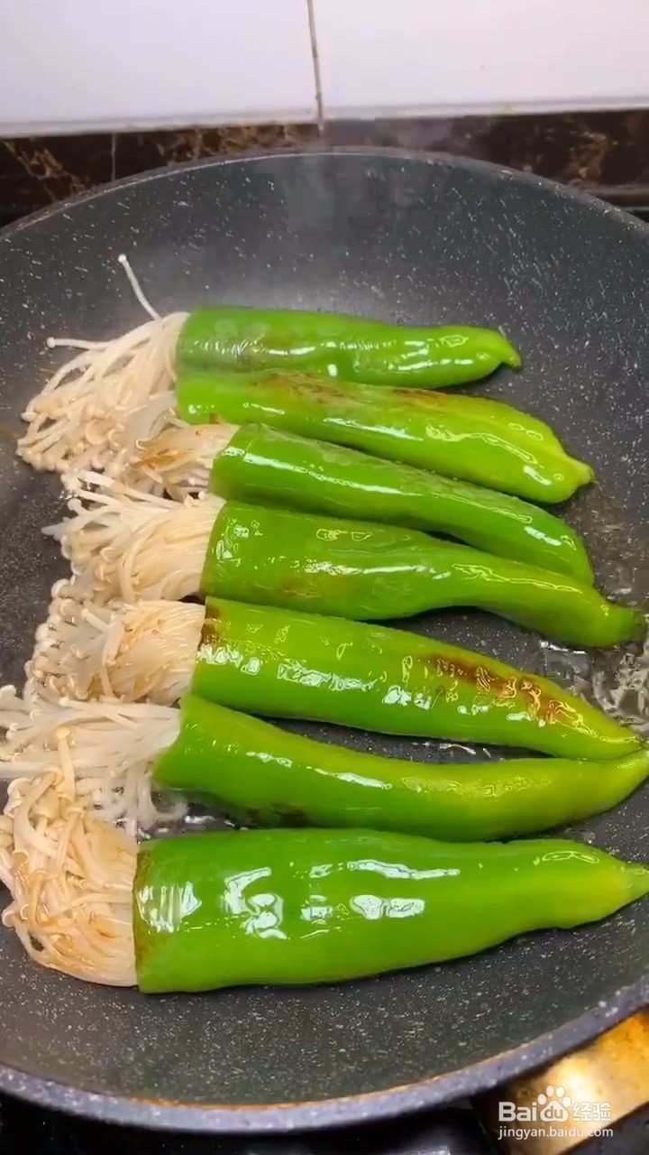 如何自制美味好吃的家常金针菇青椒