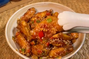 如何制作吮指蒜香鸡翅？