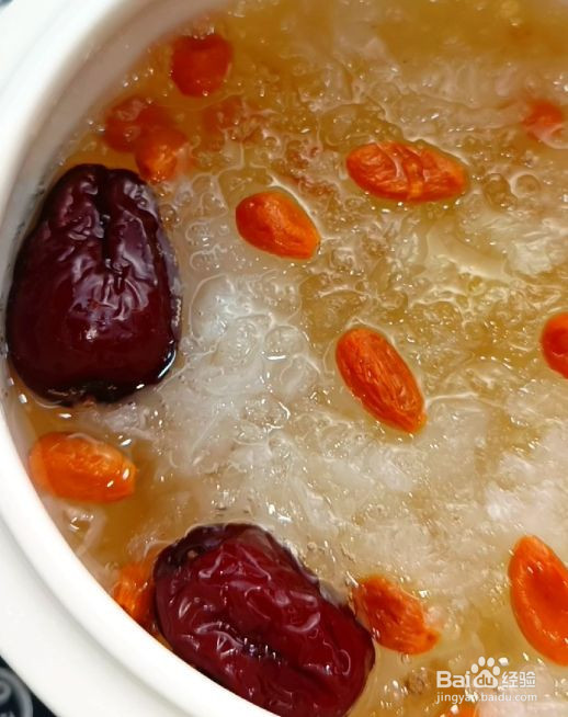 红枣雪燕桃胶银耳羹的做法