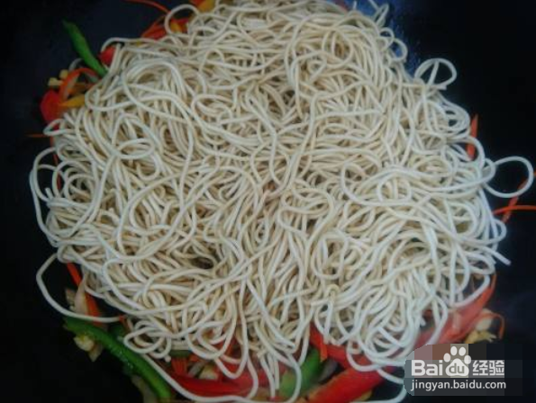 彩椒牛肉炒面的做法