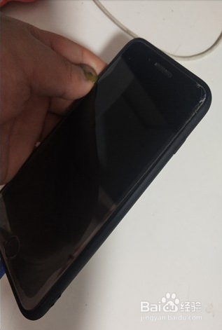 iphone11机器是开着的但是黑屏怎么办
