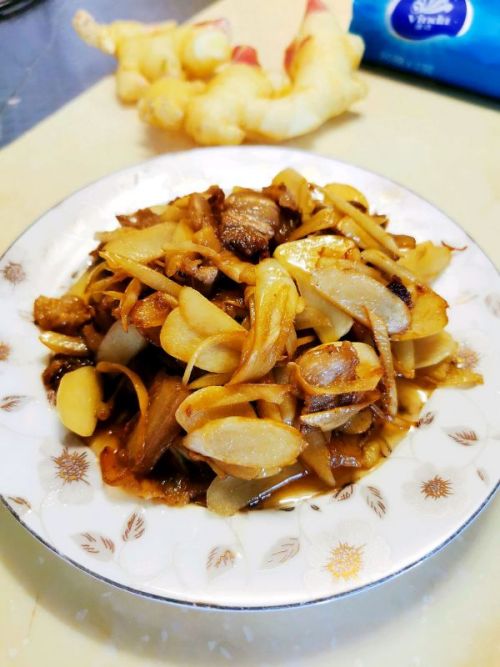 五花肉炒鲜姜芽