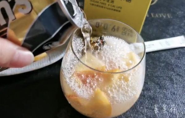 百香桃桃苏打水