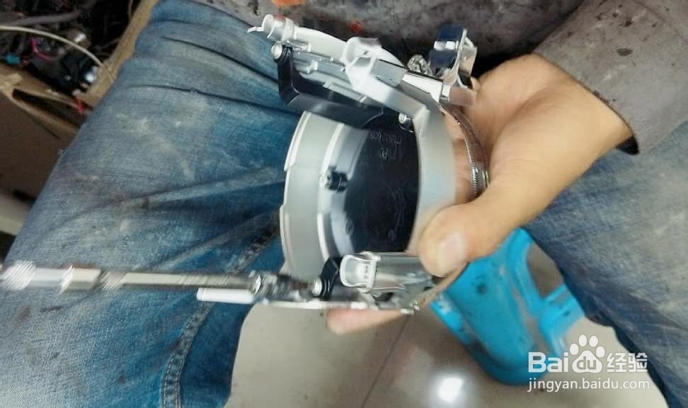 贵阳车灯升级改装，宝马5系525车灯改灯流程