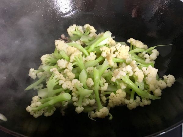 肉炒菜花#美食美刻，乐享美极#