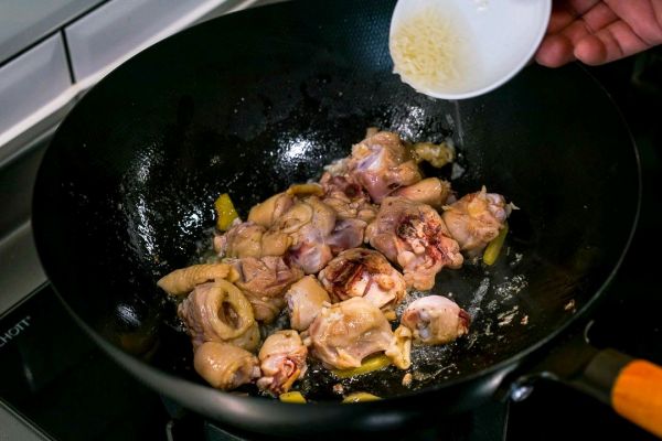 4步做出经典三杯鸡