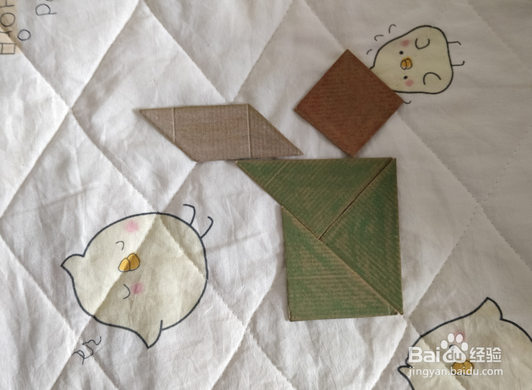 用九巧板怎么拼一个看万花筒的小朋友呢?