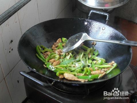 青椒炒鸡肉的做法