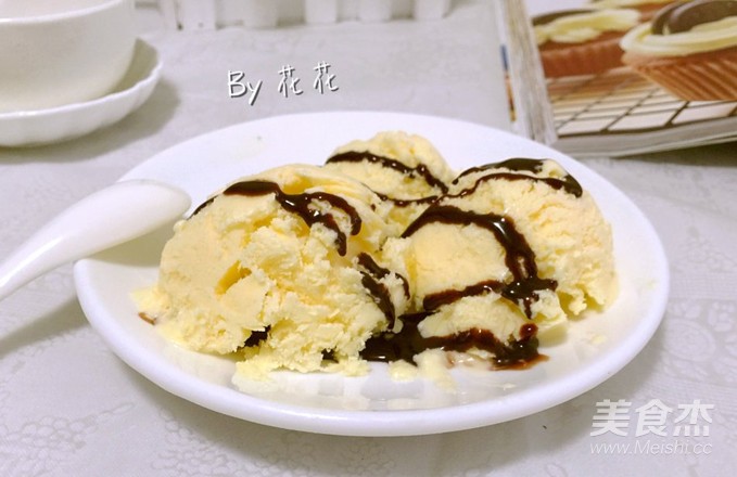 奶香淋酱冰淇淋